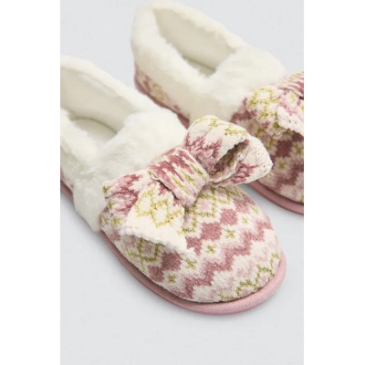 Zapatillas cerradas de casa detalle lazo estampado étnico