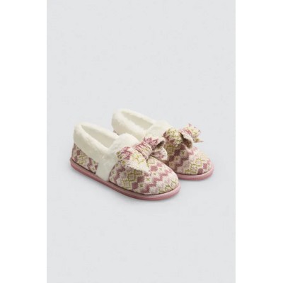Zapatillas cerradas de casa detalle lazo estampado étnico