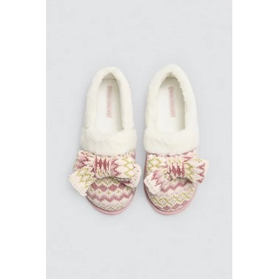 Zapatillas cerradas de casa detalle lazo estampado étnico