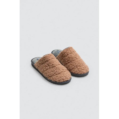 Zapatillas de casa con borreguito exterior